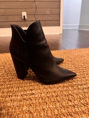 Qupid Black Pointed Ankle Booties with Croc-Texture Heel